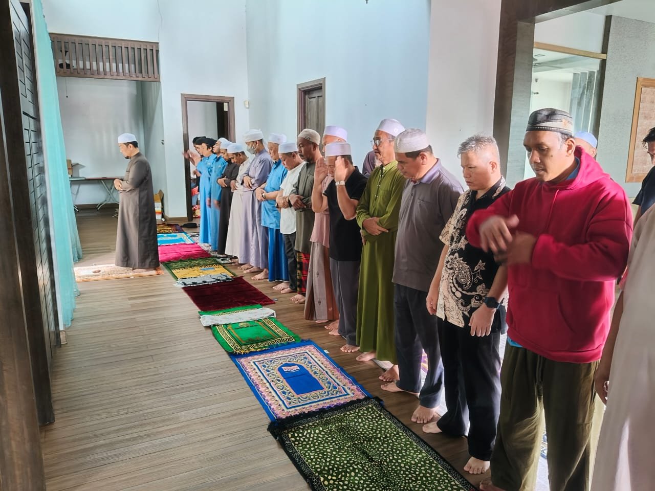 Dua ahli PERTIS membaca Al-Quran Braille menggunakan hujung jari di atas meja