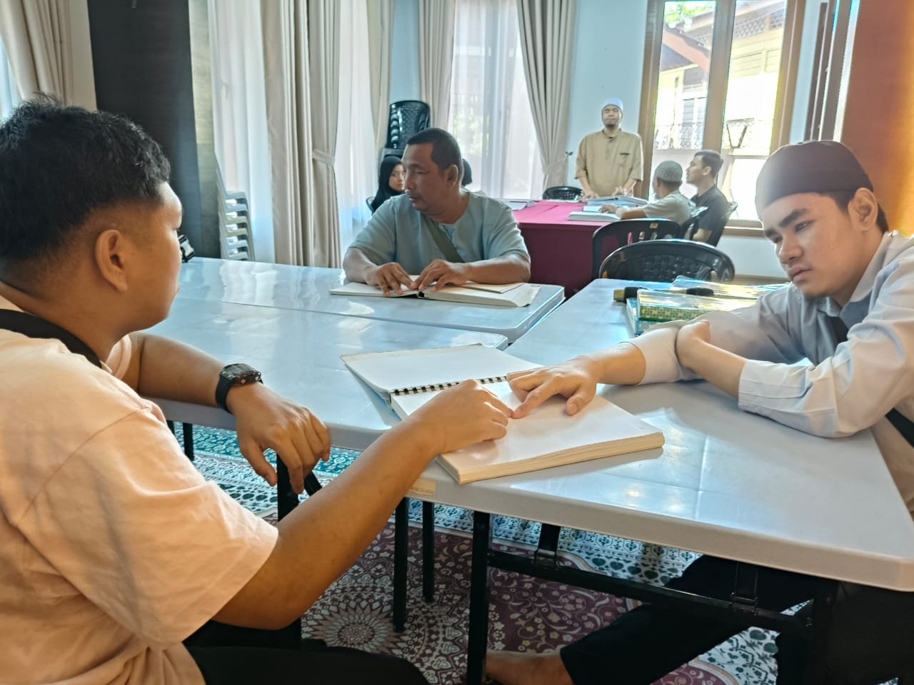 Ahli PERTIS mengikuti kelas bacaan Al-Quran Braille berhampiran Mini Perpustakaan