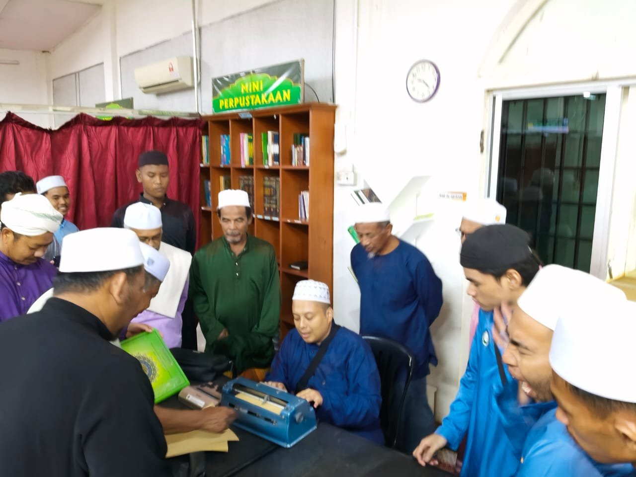 Ahli PERTIS menunaikan solat berjemaah semasa program kerohanian
